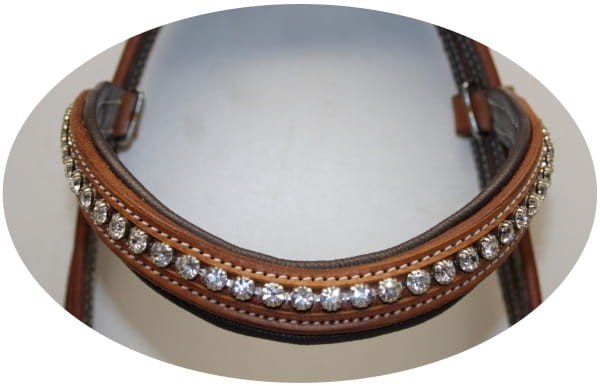 Zbliżenie naczółka anatomicznego ogłowia western SHOW — łukowy kształt, rząd kryształków rhinestone na ciemnej wkładce, medium tan skóra — HorsePassion.pl