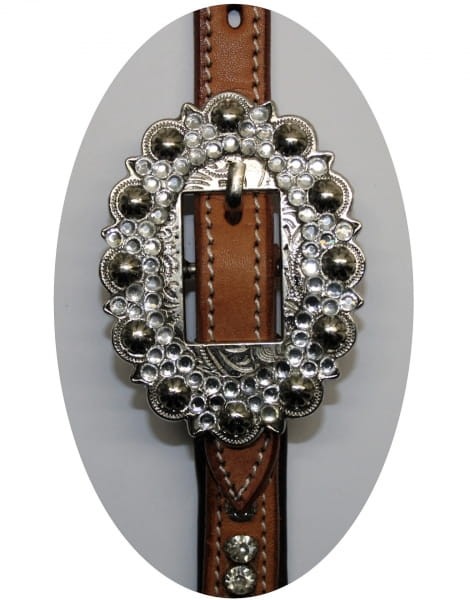 Zbliżenie owalnej klamry-conchos ogłowia western SHOW — masywna oprawa srebrna obsadzona rhinestones w układzie kwiatowym — HorsePassion.pl