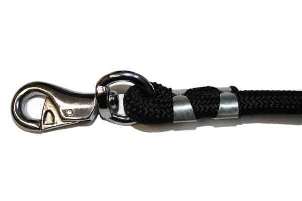 Zbliżenie karabińczyka bull snap chromowanego z obrotową głowicą i metalowym pierścieniem — uwiąz Equi czarny