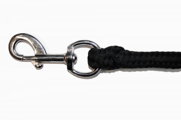 Zbliżenie chromowanego karabińczyka z obrotową głowicą — uwiąz Equi czarny 210 cm