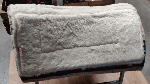 Pad western z jasnym futrem od spodu — profilowany kanał na kręgosłup