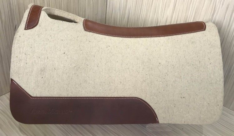 Krótki pad westernowy Arena Masters — skórzane wzmocnienie na popręgu, widok z boku — HorsePassion.pl