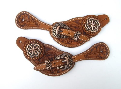 Paski do ostróg show — para kompletna, tłoczenie kwiatowe, concho Celtic knot miedziane, biały ścieg konturowy