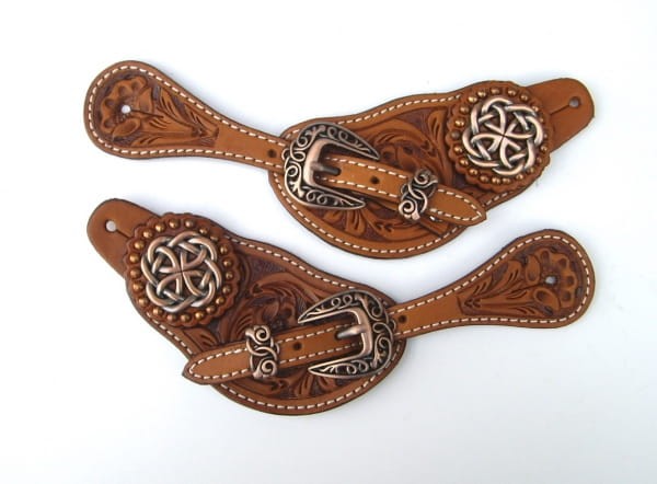 Paski do ostróg show — para kompletna, tłoczenie kwiatowe, concho Celtic knot miedziane, biały ścieg konturowy