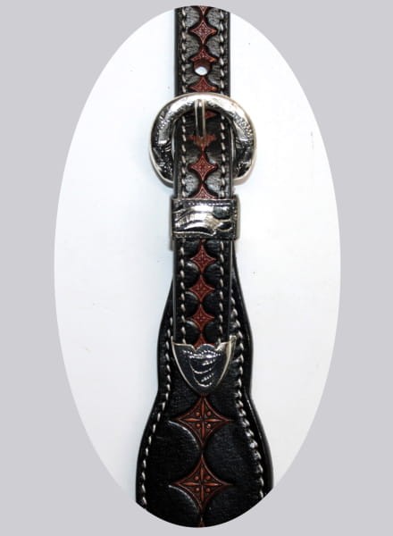 Detal bit endu Equi cross diamond — shaped overlay, srebrna klamra z keeperem, wzór geometryczny na czarnej skórze