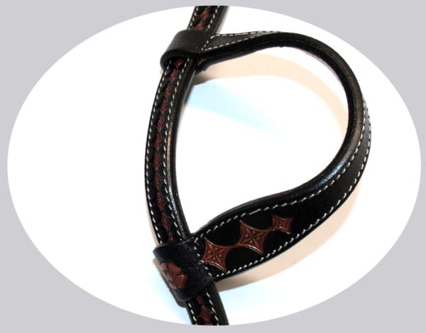 Detal pętli usznej Equi — czarna skóra z wzorem cross-and-diamond, brązowe wytłoczenia, białe przeszycia