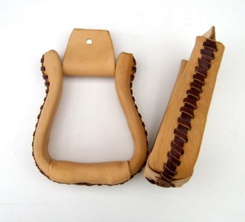 Strzemiona westernowe skórzane dwukolorowe jasne/kasztan — drewniana baza, jasna skóra natural z kasztanowym oplotem na krawędziach, widok z przodu i z boku