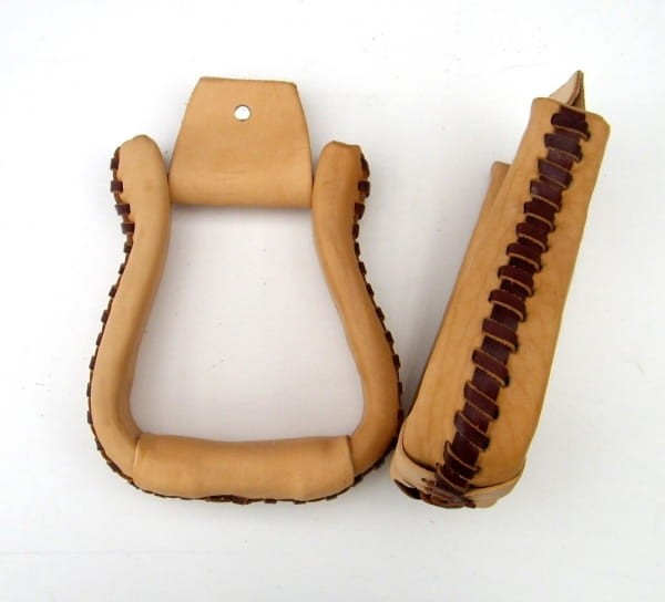 Strzemiona westernowe skórzane dwukolorowe jasne/kasztan — drewniana baza, jasna skóra natural z kasztanowym oplotem na krawędziach, widok z przodu i z boku