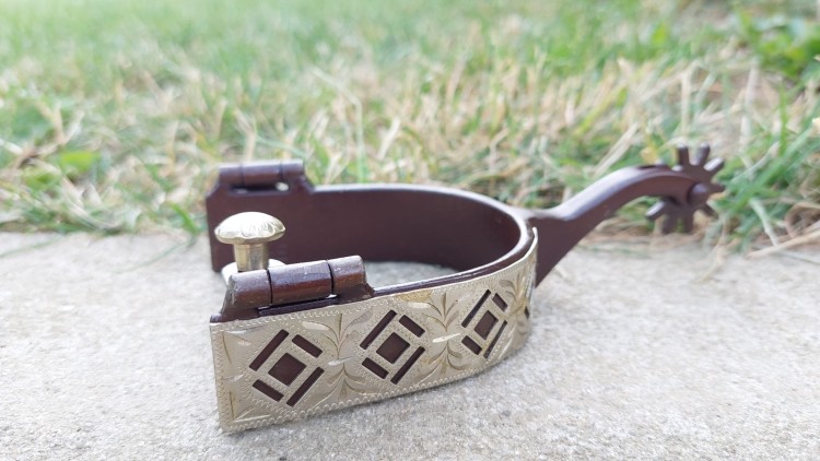 Detal: szeroka srebrna nakładka wzór romby i kwiaty ostrogi western AHE brąz