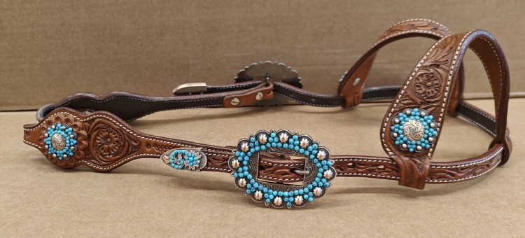 Ogłowie western two ear GVR SHOW pełny kwiatowy tooling — masywna owalna klamra z turkusowymi koraliczkami i kremowymi płatkami, okrągłe conche turkus srebrne, kasztanowa skóra, COB — HorsePassion.pl