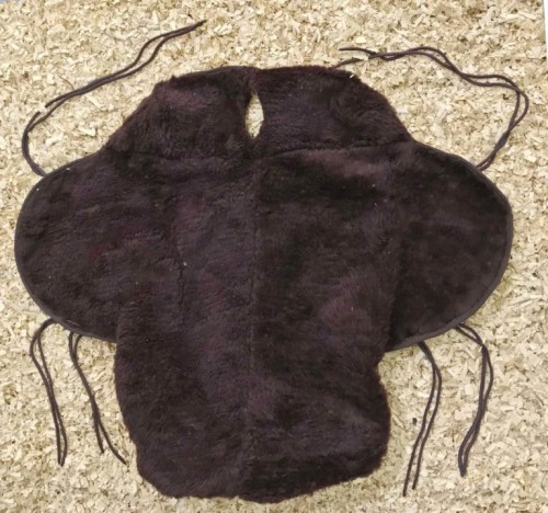 Nakładka futerkowa na siedzisko siodła western — sztuczny miś ciemnobrązowy, widok z góry