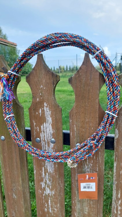 Lasso dziecięce 5/16" × 20' wielokolorowe — pleciony nylon woskowany, zawieszone na drewnianym płotku, etykieta AHE