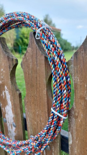 Lasso dziecięce — zbliżenie na pleciony nylon woskowany, wielokolorowy wzór