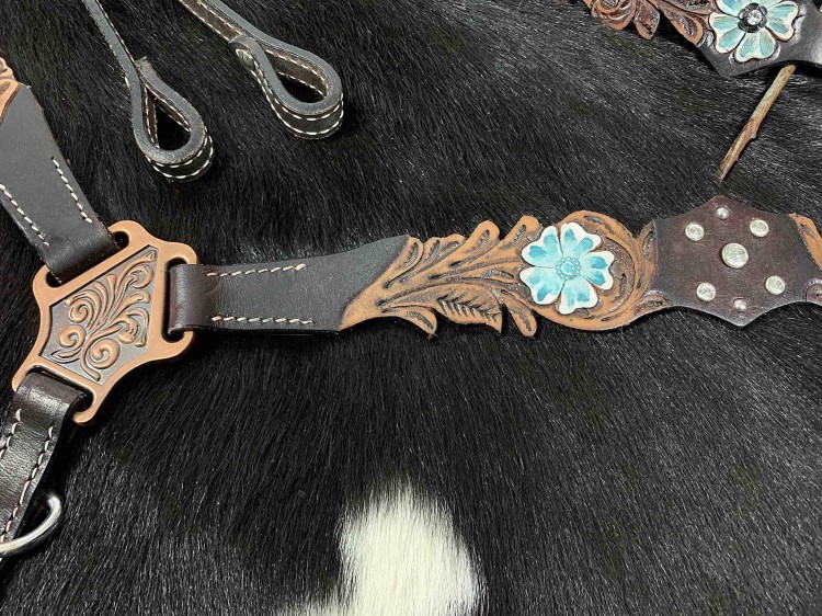 Zbliżenie napierśnika western LpTrick vintage — miedziana tłoczona nakładka liść akantowy, niebieska kwiatkowa concha z kryształkiem, srebrne dots — HorsePassion.pl