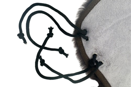 Nakładka na siedzisko Pool's — zbliżenie na system mocowania: sznurki z metalowymi oczkami