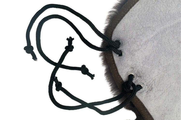 Nakładka na siedzisko Pool's — zbliżenie na system mocowania: sznurki z metalowymi oczkami