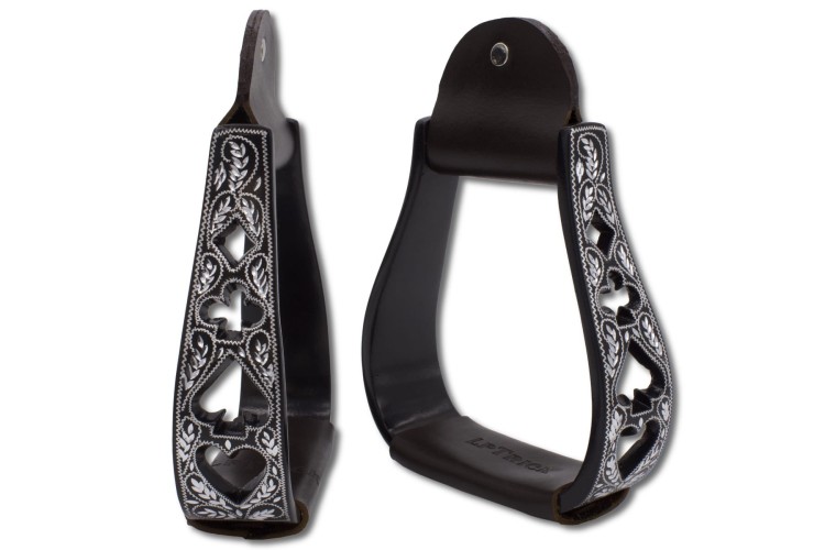 Strzemiona westernowe aluminiowe grawerowane LeTrick — czarne aluminium ze srebrnym grawerem, wycięte motywy kart pokerowych, widok z przodu i z boku