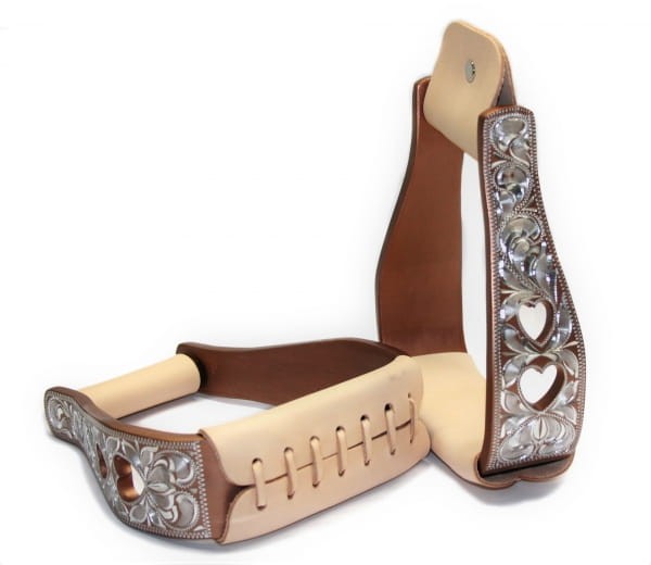 Strzemiona westernowe aluminiowe różowe złoto — widok z góry, srebrny grawer florystyczny, wycięte serca, skóra natural na stopie