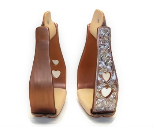 Strzemiona westernowe aluminiowe różowe złoto — zbliżenie na srebrny grawer i wycięte serca na boku strzemienia