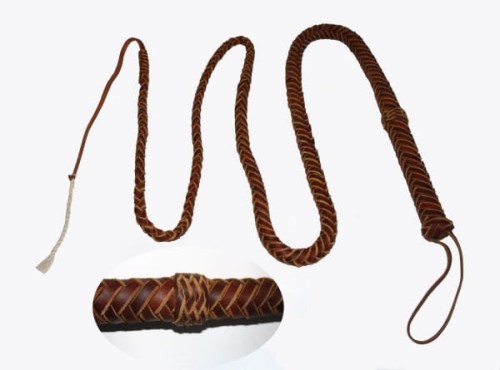 Bicz pleciony bullwhip ze skóry latigo 250 cm — ręcznie pleciony splot, ciemny brąz, zbliżenie na rękojeść z dekoracyjnym węzłem