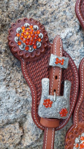 Detal: grawerowana srebrna klamra z pomarańczowymi kryształkami — paski do ostróg show kasztan