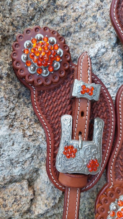 Detal: grawerowana srebrna klamra z pomarańczowymi kryształkami — paski do ostróg show kasztan