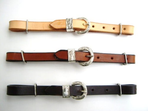 Pasek pod czankę show Equi — trzy kolory (jasny, kasztan, ciemny), ozdobna klamra scrollwork srebrna, D-ringi