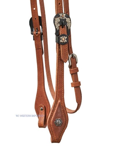 Zbliżenie klamry eagle wings ogłowia Horseman's Tack — czarny metal ze złotymi akcentami na skórzanym pasku harness natural, srebrna concha kwiatowa Spanish-cut — HorsePassion.pl