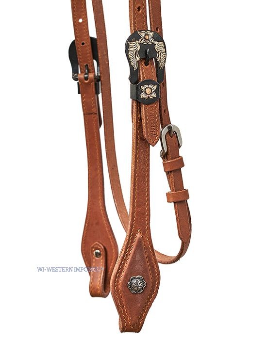 Zbliżenie klamry eagle wings ogłowia Horseman's Tack — czarny metal ze złotymi akcentami na skórzanym pasku harness natural, srebrna concha kwiatowa Spanish-cut — HorsePassion.pl