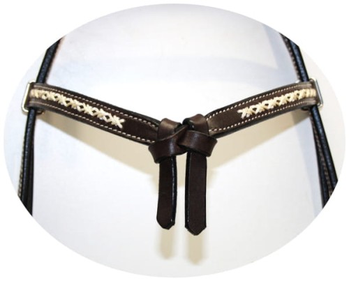 Zbliżenie naczółka futurity V z białą plecionką wzór cross — ciemna czekoladowa skóra, skórzany węzeł w centrum V — HorsePassion.pl