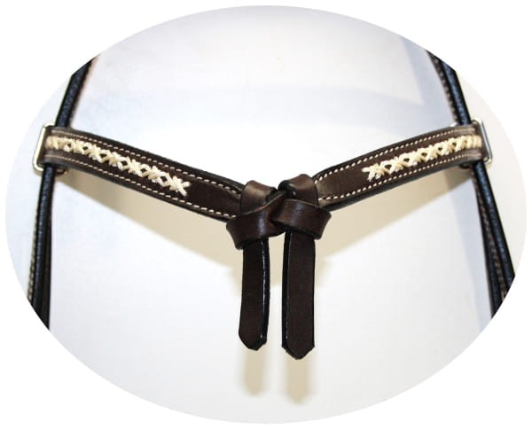 Zbliżenie naczółka futurity V z białą plecionką wzór cross — ciemna czekoladowa skóra, skórzany węzeł w centrum V — HorsePassion.pl