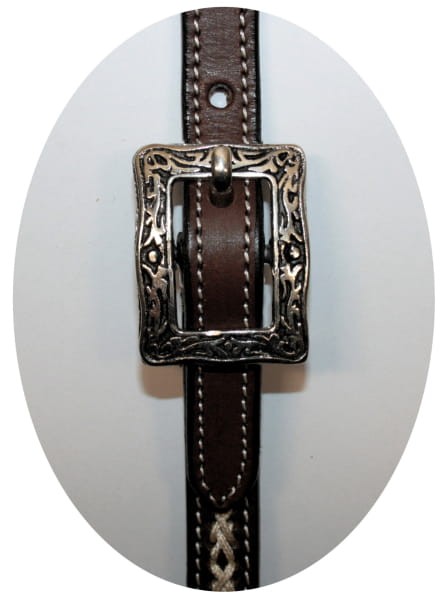 Zbliżenie srebrnej klamry z arabeską ogłowia western futurity — ornamentowa prostokątna ramka, ciemna olejowana skóra — HorsePassion.pl