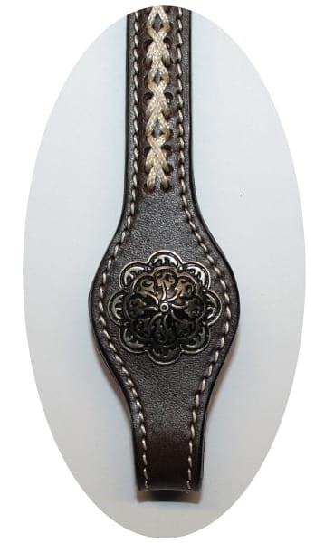 Zbliżenie Spanish-cut końcówki policzka z concho kwiatową antyczną — biała plecionka na ciemnej skórze — HorsePassion.pl