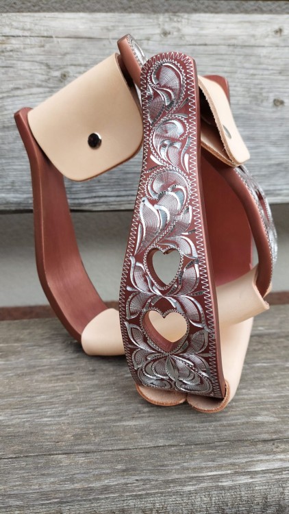 Strzemiona westernowe aluminiowe różowe złoto — zbliżenie na grawer florystyczny i serce, widok boczny