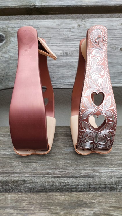 Strzemiona westernowe aluminiowe różowe złoto — detal sznurowania skóry natural na stopie strzemienia