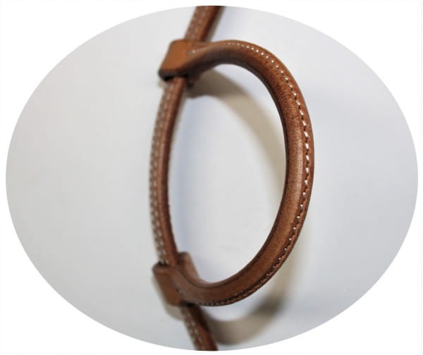 Profil formowanej owalnej pętli usznej ogłowia Equi Hermann Oak — zaokrąglony kształt D-ring rozkłada nacisk na ucho konia równomiernie — HorsePassion.pl