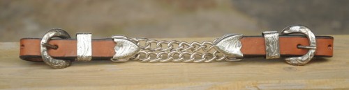 Łańcuszek pod czankę show Equi kasztan — zbliżenie, podwójny łańcuch stalowy, srebrne bloczki zdobione i sprzączki scrollwork na skórzanych ramionach