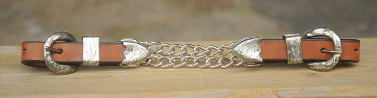 Łańcuszek pod czankę show Equi kasztan — zbliżenie, podwójny łańcuch stalowy, srebrne bloczki zdobione i sprzączki scrollwork na skórzanych ramionach