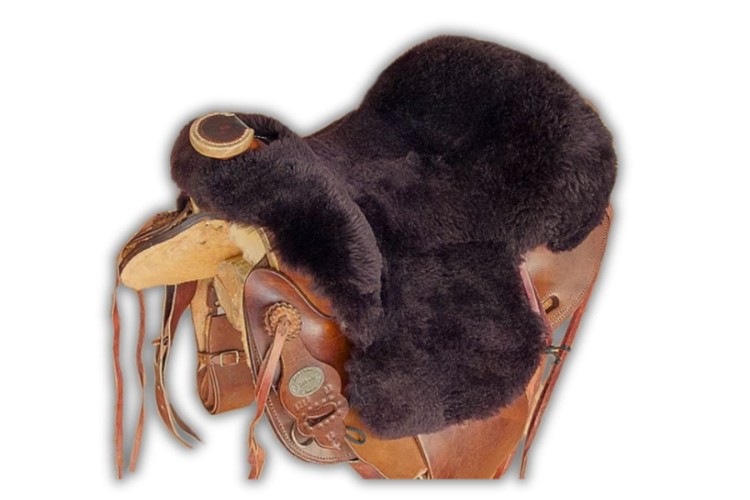 Nakładka na siedzisko Pool's z naturalnej skóry jagnięcej ciemnobrązowa — zamontowana na siodle westernowym