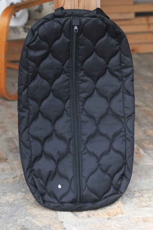 Torba na ogłowie pikowana Equi — widok z zewnątrz, czarny nylon wzór marokański pikowany, zamek wzdłuż całego przodu