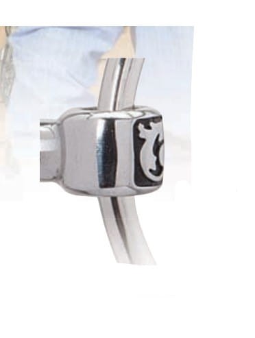 Detal keepera Sagebrush Jeremiah Watt — prostokątny, grawerowany floral scrollwork, czarne tło srebrny relief, logo Weaver