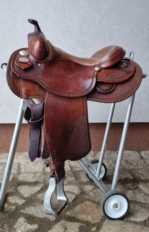 Używane siodło western Diamond Saddlery — basket tooling na połach i fenderach, widok z lewej