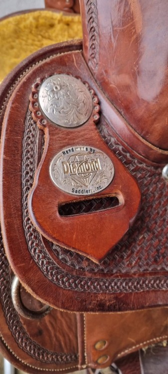 Stempel producenta — Hand made by Diamond Saddlery Inc., silver concha kwiatowa