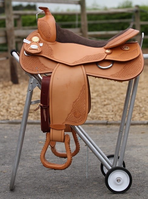 Siodło Equiflex Classic NRHA Pro Reiner #135 na stojaku — ujęcie lifestyle, widok terlicy FQ