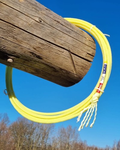 Lasso Classic Equine NXT5 30' XXS neonowy żółty — zawieszone na belce drewnianej, widok pełny