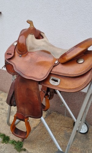 Używane siodło western Diamond C LB233 — zamszowe siedzisko z widocznym śladem użytkowania, off billet w zestawie