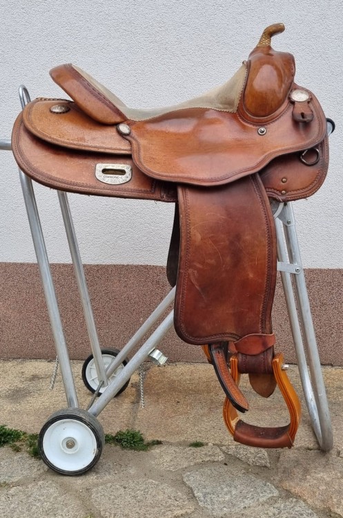 Używane siodło western Diamond C — widok z prawej strony, stempel DIAMOND-C na fenderze