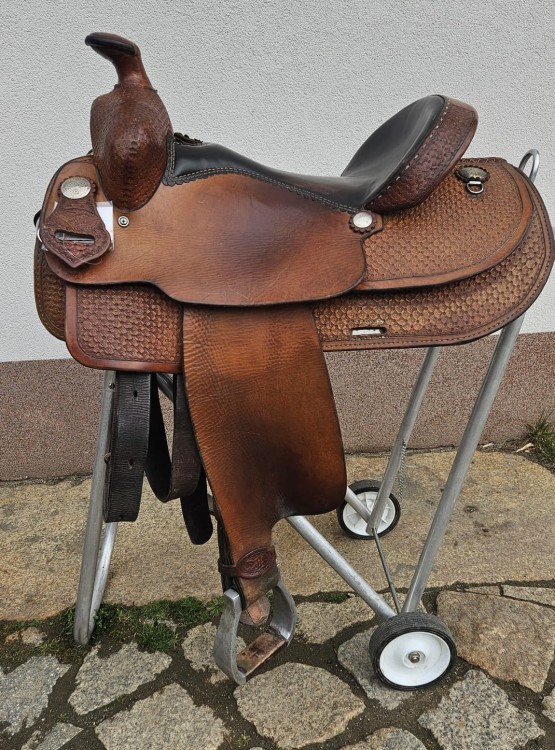 Używane siodło western Double J — daisy tooling, czarne siedzisko, duży horn, aluminiowe strzemiona