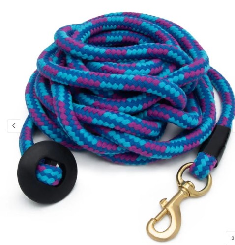 Lonża bawełniana Weaver wielokolorowa 7,6 m — widok całości z gumowym stopperem i karabińczykiem mosiężnym