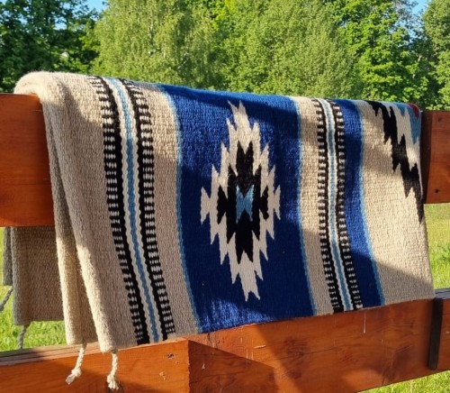 Niebieski showblanket westernowy widoczny spod siodła